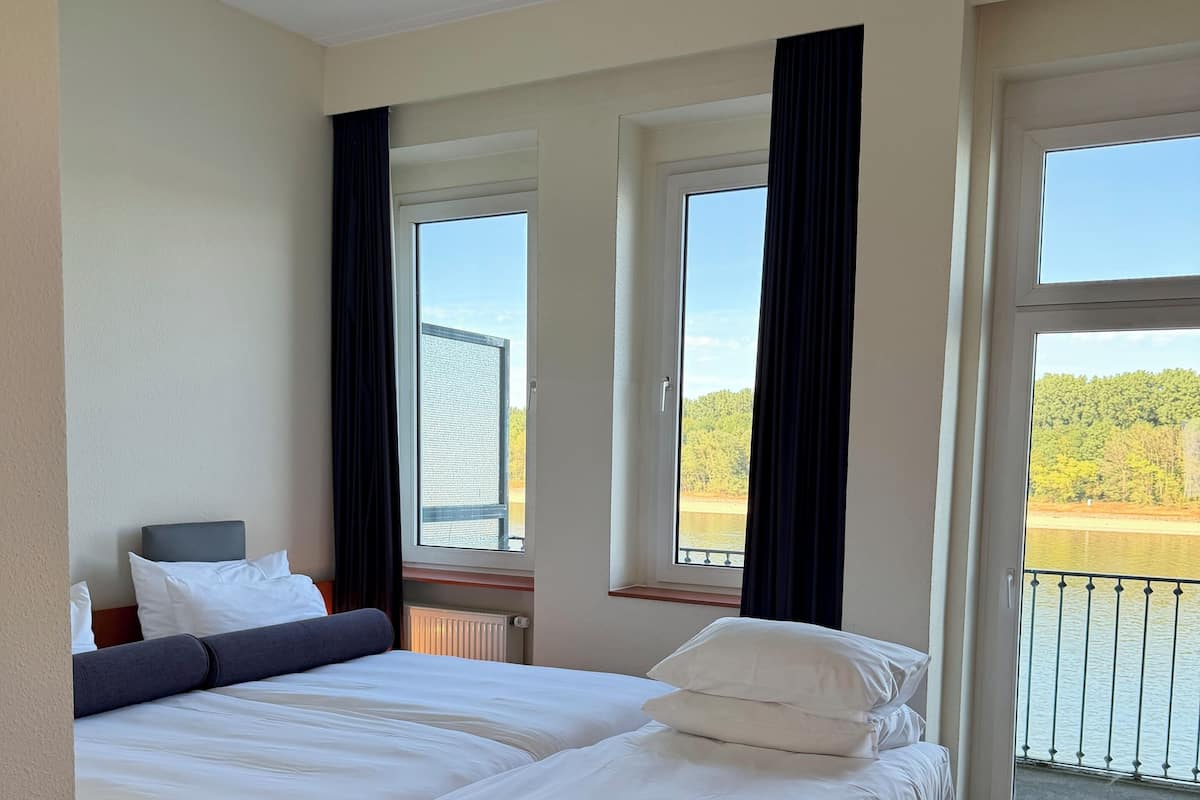 Comfort Triple Room | Hypo-allergenic bedding available, desk, blackout drapes
