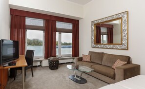 Deluxe Suite, 1 Queen Bed, Non Smoking, River View | Living area | Flat-screen TV