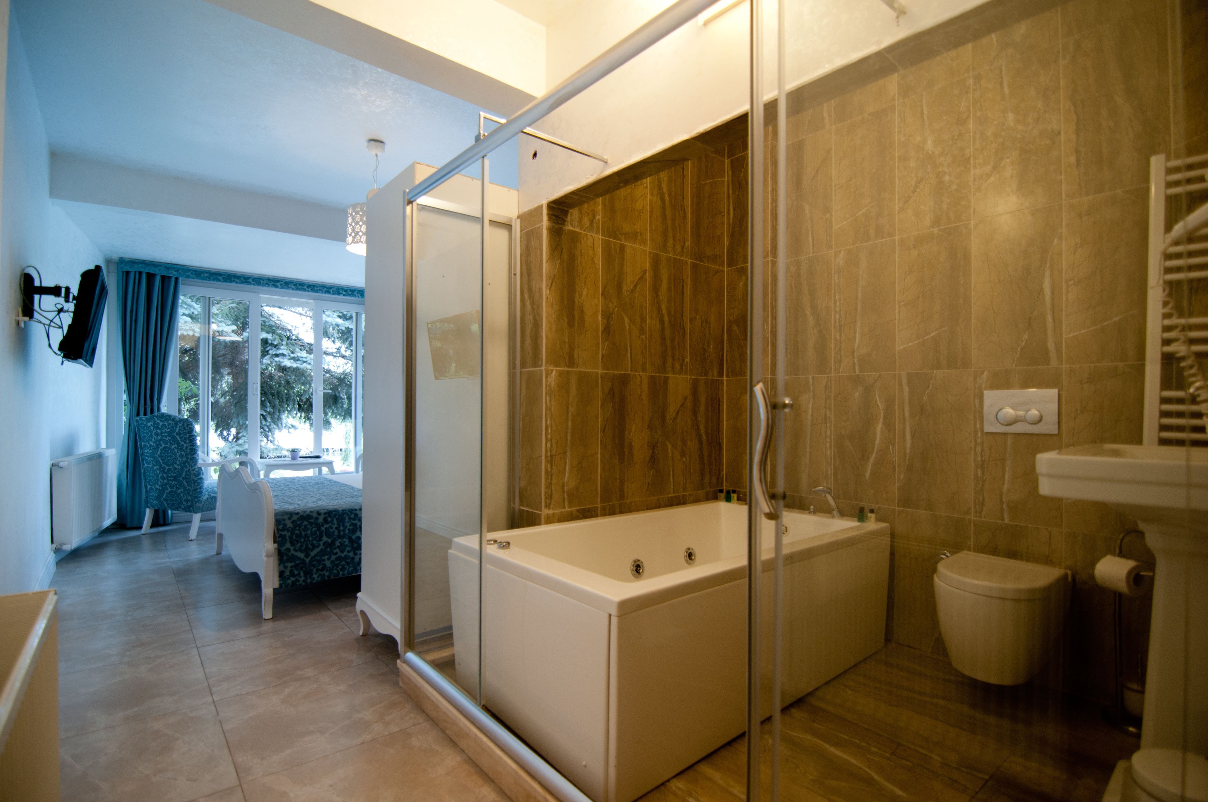 standard double room, river view, ground floor | 1 bedroom, minibar, free wifi