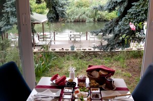 Desayuno completo diario (TRY 400 por persona)