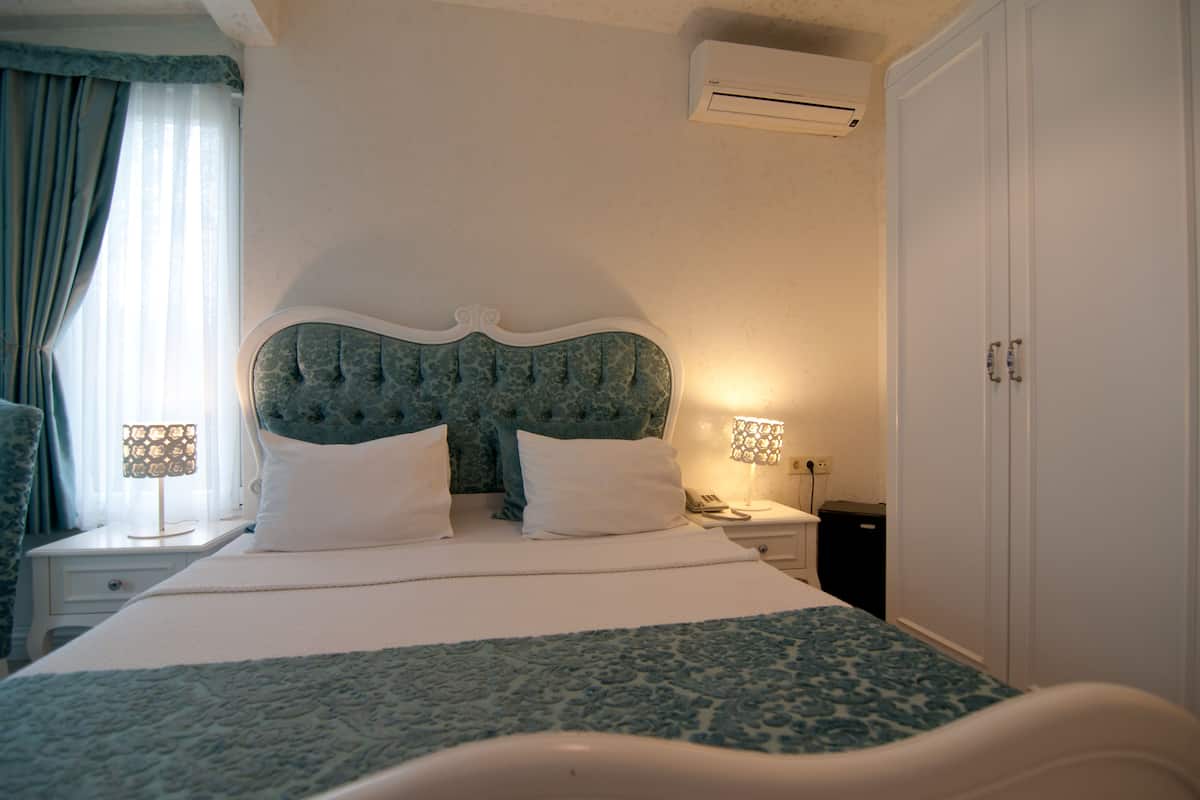 Standard Double Room, River View, Ground Floor | 1 bedroom, minibar, free WiFi
