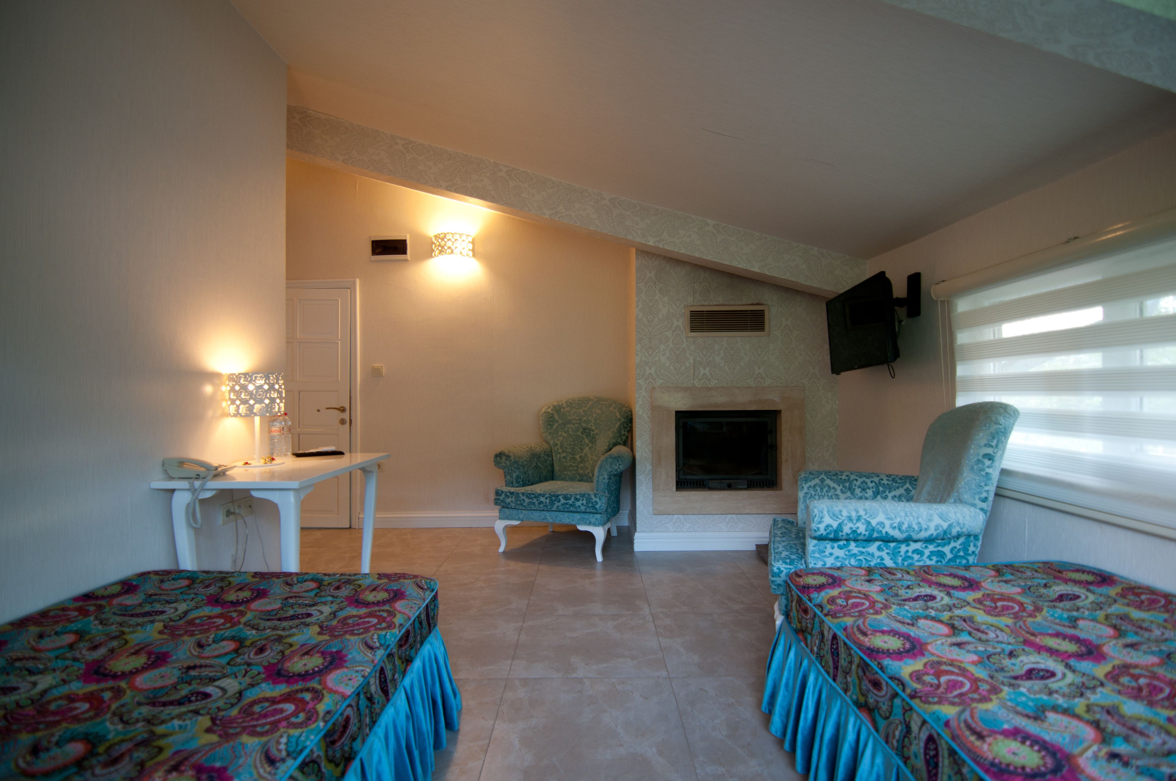 family room, fireplace | 1 bedroom, minibar, free wifi