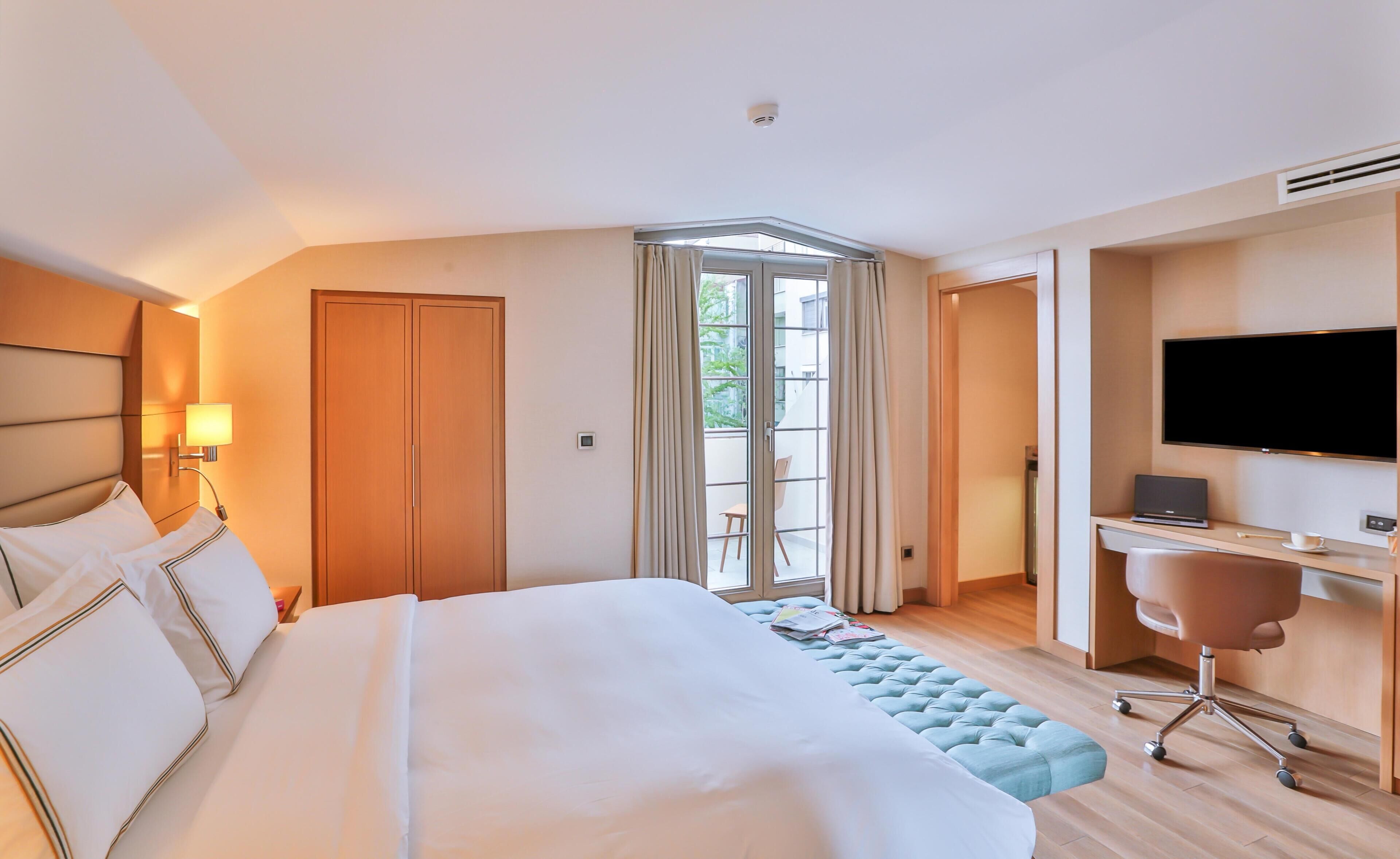 Penthouse, balcon | Minibar, coffres-forts dans les chambres, bureau, chambres insonorisées