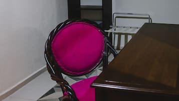 Caja de seguridad en la habitación y escritorio