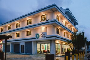 Vista frontal de la propiedad