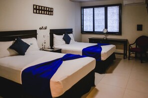 Standard Room 2 double beds | Caja de seguridad en la habitación y escritorio