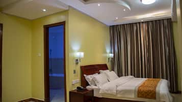 خزنة داخل الغرفة ومكتب ومكواة/لوح كي وواي فاي مجانًا