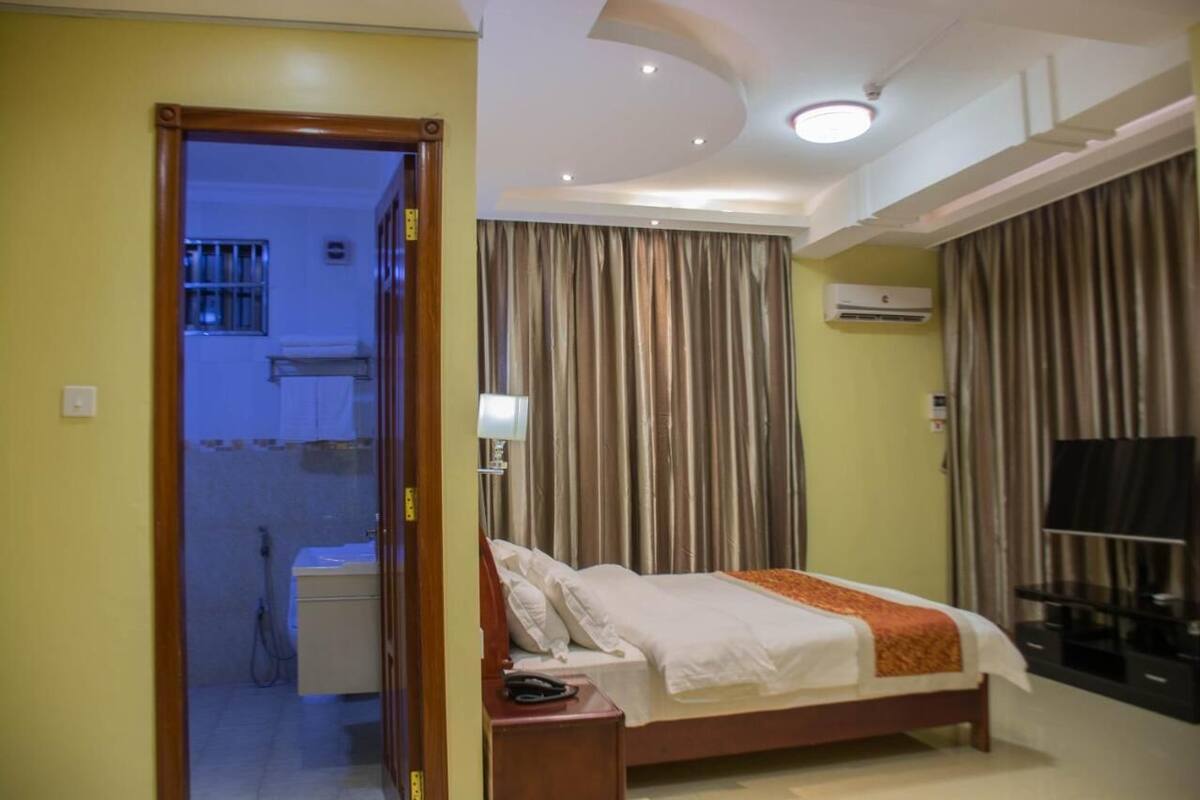 Economy Double Room, 1 King Bed | In-room safe, desk, iron/ironing board (on request), WiFi (free)