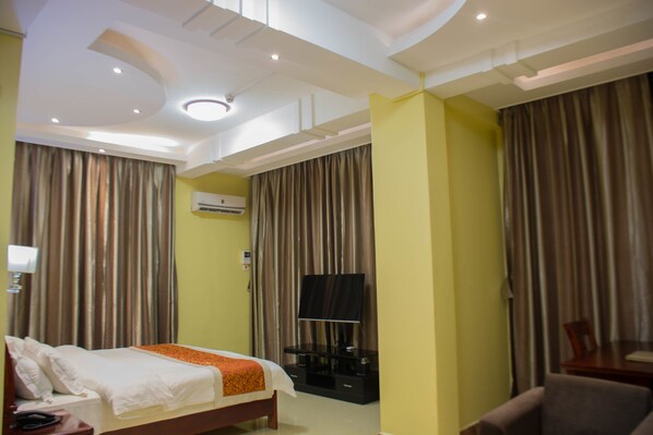 Deluxe Room | In-room safe, desk, iron/ironing board, free WiFi - Hong Kong Hotel (Dar es Salaam)
