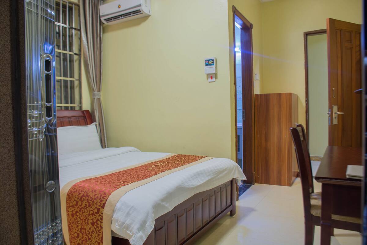 In-room safe, desk, iron/ironing board (on request), WiFi (free)