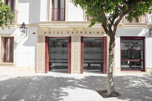 A building with a sign reading "HOTEL CAPUCHINO." - Soho Boutique Capuchinos & Spa (Córdoba)