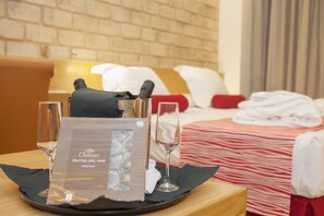Zimmersafe, Schreibtisch, Verdunkelungsvorhänge, schallisolierte Zimmer