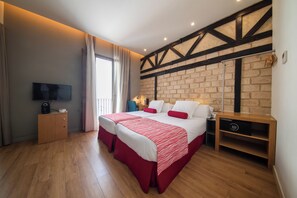 Doppel- oder Zweibettzimmer | Zimmersafe, Schreibtisch, Verdunkelungsvorhänge, schallisolierte Zimmer