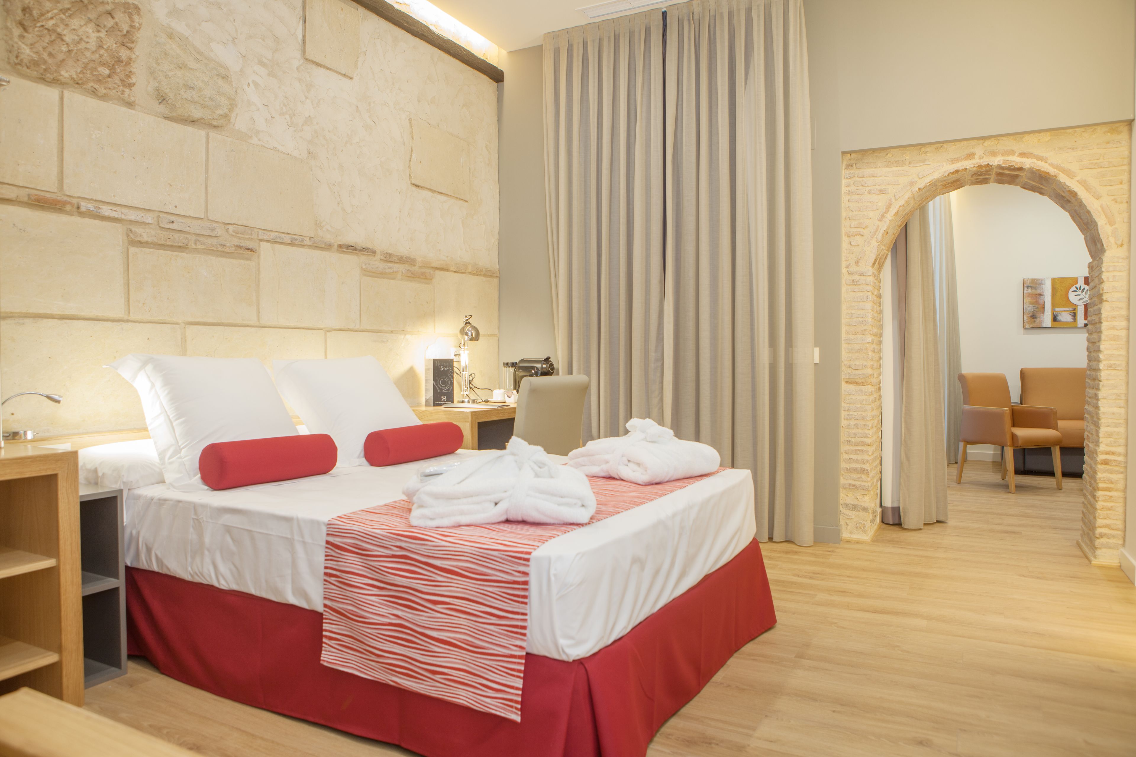 Cofres nos quartos, escrivaninha, cortinas blackout