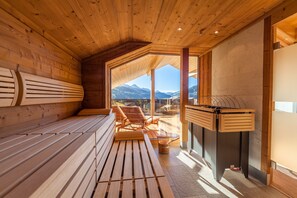 A wooden sauna room with benches and a wooden table. - JOAS natur.hotel.b&b (San Candido)