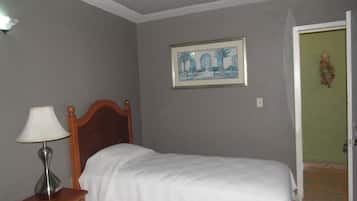 مكتب ومكواة/لوح كي وأسرّة أطفال/رضّع (مجانًا) وواي فاي مجانًا