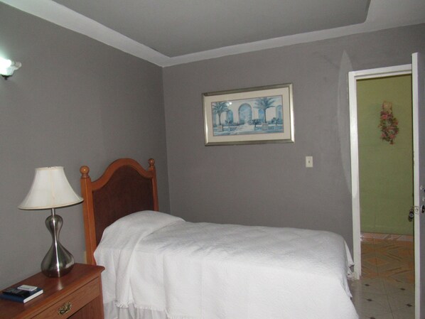 Standard-huone | Työpöytä, silitysrauta/-lauta, ilmaiset vauvansängyt, ilmainen Wi-Fi