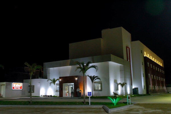 Fachada de la propiedad por la tarde o noche