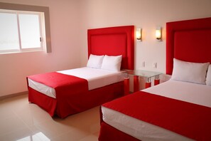 Quarto standard, 2 camas de casal | Cofres nos quartos, escrivaninha, Wi-Fi de cortesia, roupa de cama