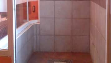 Chambre Double Tradition | Douche de la salle de bain