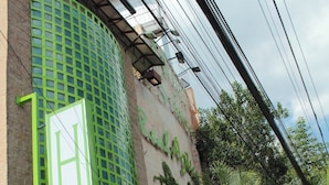 A building with a green gate and a sign that reads 'Hotel'. - Hotel Real Azteca (Mexico City)