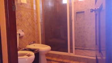 Habitación tradicional doble | Baño | Ducha, artículos de higiene personal gratuitos y secador de pelo