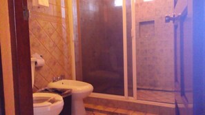 ห้องทราดิชันนัลดับเบิล | ห้องน้ำ | ฝักบัว, ของใช้ในห้องน้ำฟรี, ไดร์เป่าผม, ผ้าเช็ดตัว