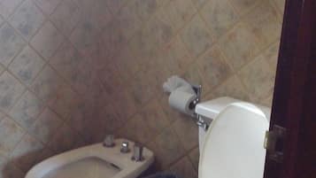 Habitación tradicional doble | Baño | Ducha, artículos de higiene personal gratuitos y secador de pelo