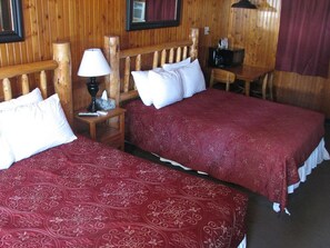 Huisje, 2 queensize bedden | Individueel gedecoreerd, individueel gemeubileerd, een bureau