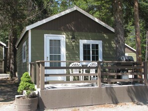 Cabin 2, 1 Queen Bed, Kitchenette | Individually decorated, individually furnished, desk, free WiFi - Evergreen Motel (Coram)