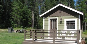Cabin 15, 1 Queen Bed | Individually decorated, individually furnished, desk, free WiFi - Evergreen Motel (Coram)
