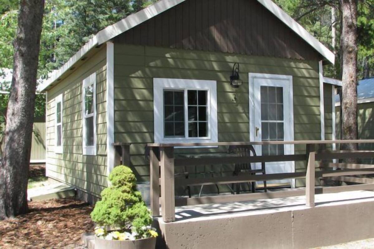 Cabin 3, 1 Bedroom | Desk, WiFi (free), individually decorated, individually furnished