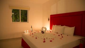 Habitación estándar, 1 cama matrimonial | Baño | Regadera, regadera tipo lluvia, amenidades de baño gratuitas, toallas