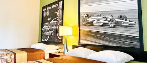 Escritorio, cortinas blackout y tabla de planchar con plancha