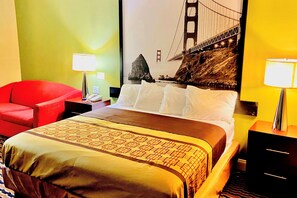 Escritorio, cortinas blackout y tabla de planchar con plancha 