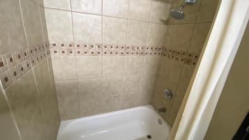 Combined shower/bathtub, deep-soaking bathtub, free toiletries, towels