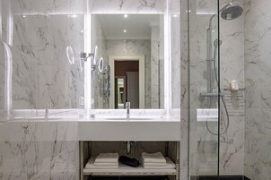 Deluxe Tek Büyük veya İki Ayrı Yataklı Oda | Banyo | Duş, ücretsiz banyo/kozmetik ürünleri, saç kurutma makinesi, terlik 