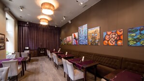 Breakfast, lunch and dinner served - Modern Art Hotel - Maestro (Lviv)