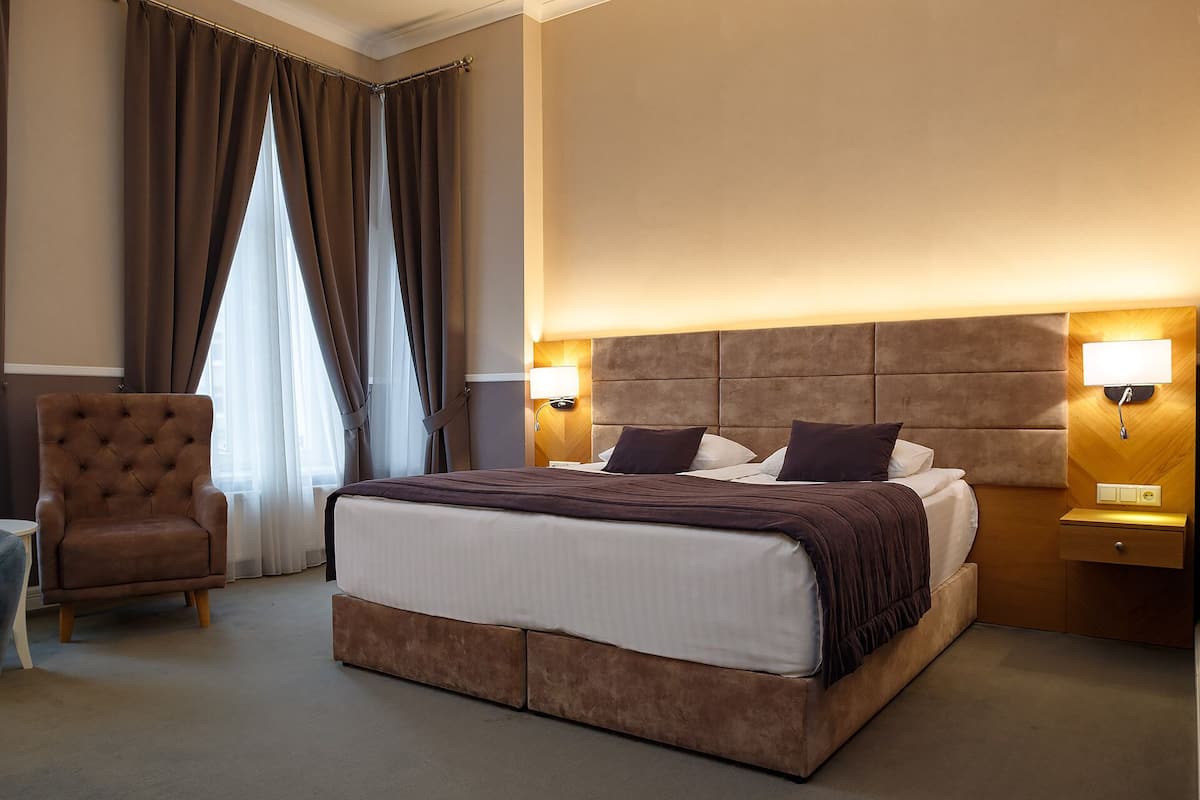 Deluxe Double or Twin Room | Minibar, in-room safe, desk, iron/ironing board