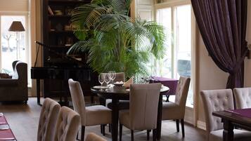 Der serveres morgenmad, frokost, aftensmad og østeuropæiske retter