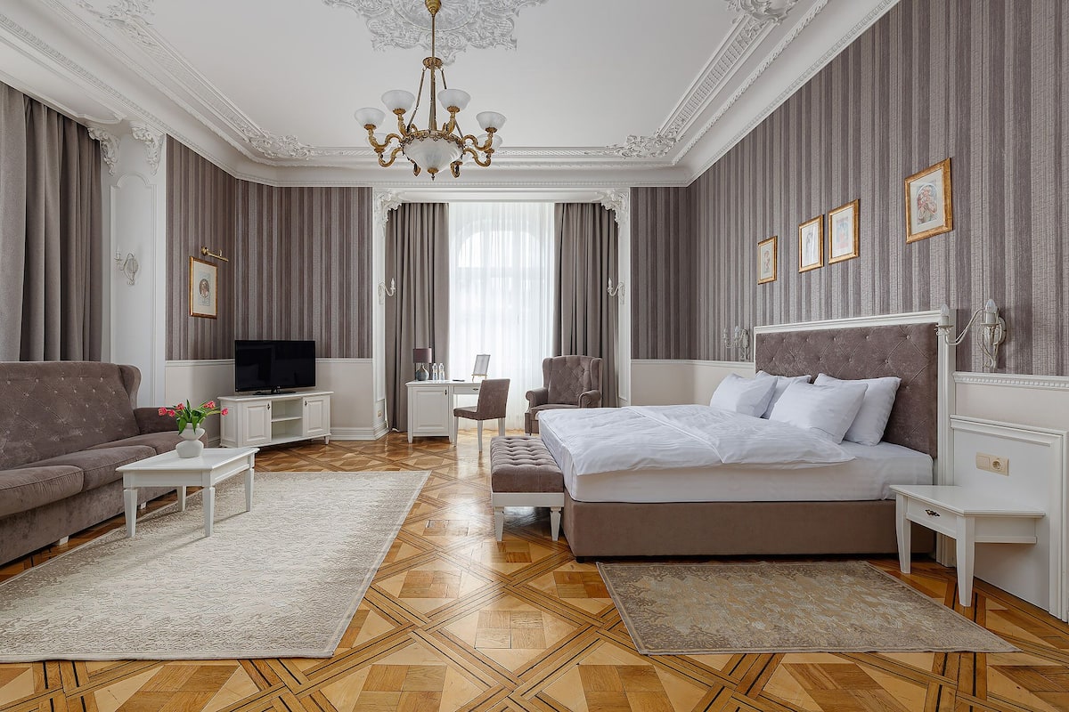 Luxury Room | Minibar, in-room safe, desk, iron/ironing board