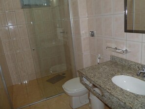 Shower, free toiletries, hair dryer, towels - Atlas Hotel Residence (Taguatinga)