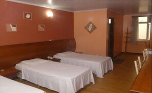 Quarto triplo | Frigobar, escrivaninha, cortinas blackout, ferros/tábuas de passar roupa