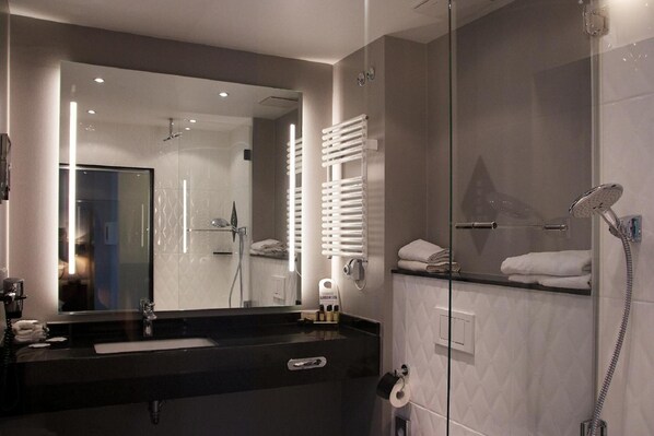 Shower, free toiletries, hair dryer, towels