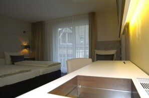 Classic Triple Room | Minibar, in-room safe, desk, soundproofing - Hotel Europa Style (Frankfurt)