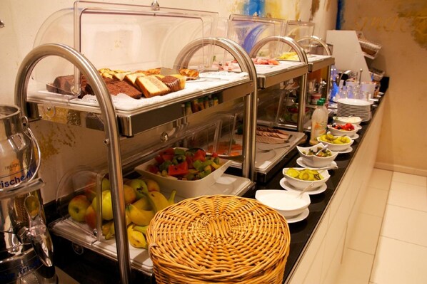 A buffet with various food items including bread, fruits, and salads. - Hotel Europa Style (Frankfurt)