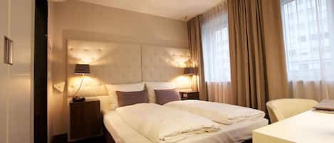 Minibar, caja de seguridad en la habitación y escritorio