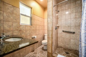 Room, 1 Queen Bed | Bathroom | Shower, free toiletries, hair dryer, towels