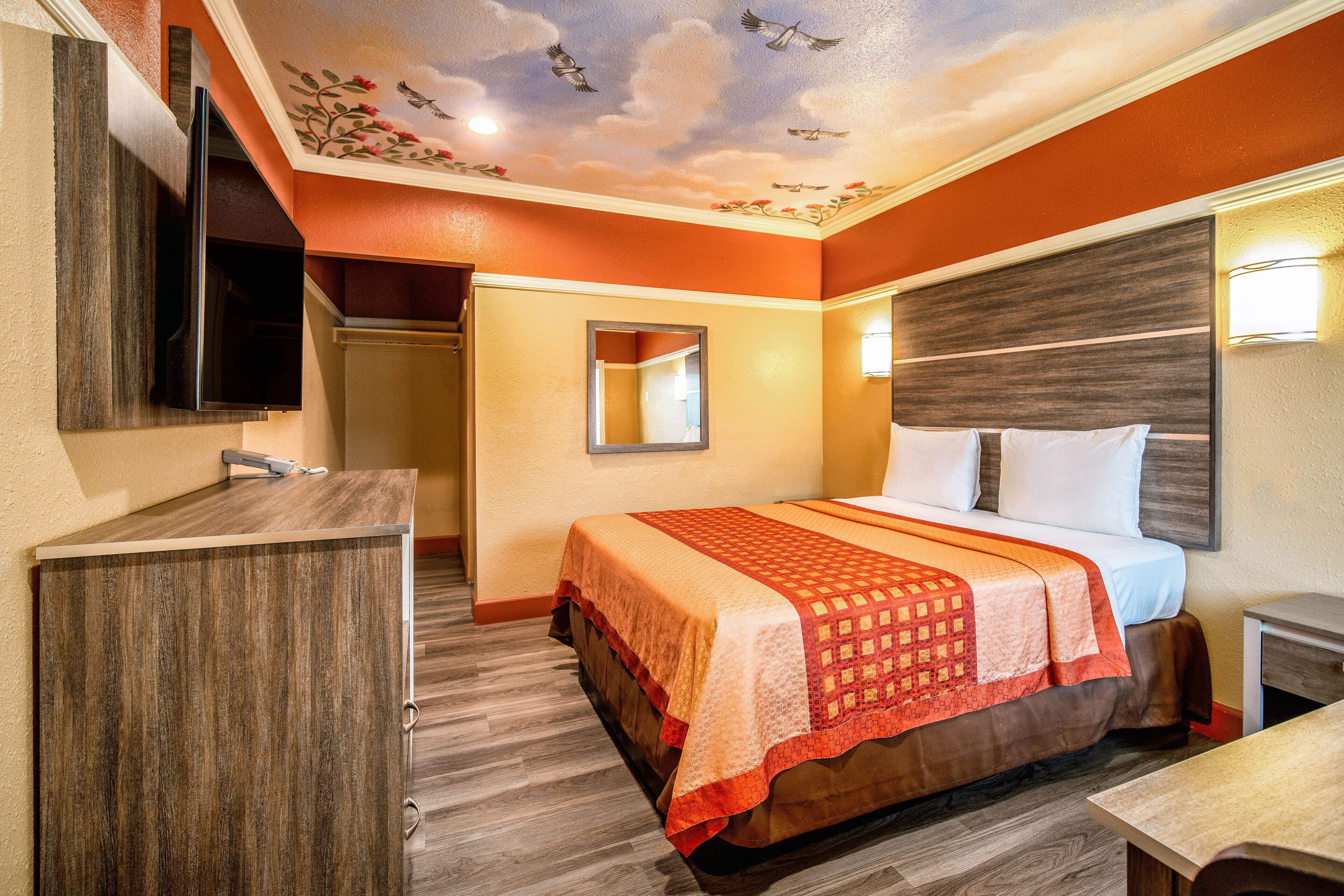 Escritorio, cortinas blackout, wifi gratis y ropa de cama 