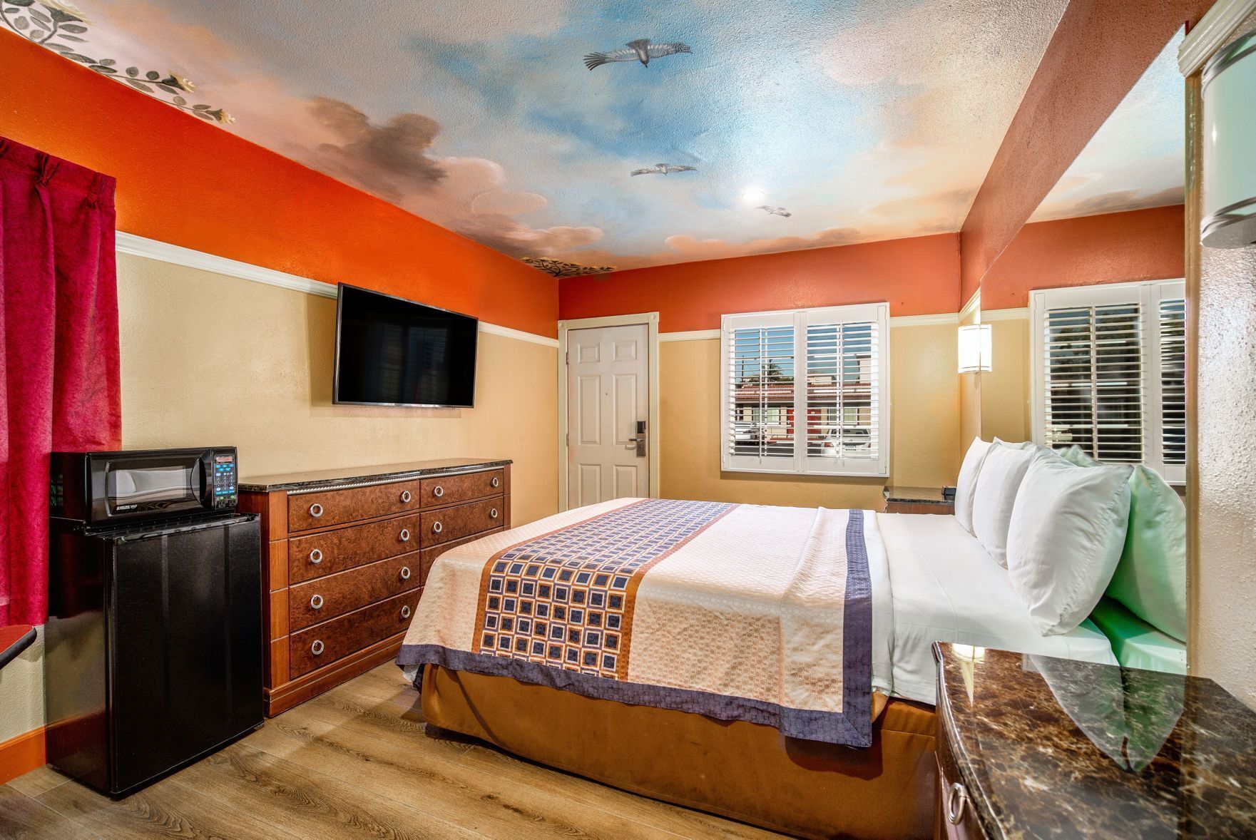 Desk, blackout drapes, free WiFi, bed sheets